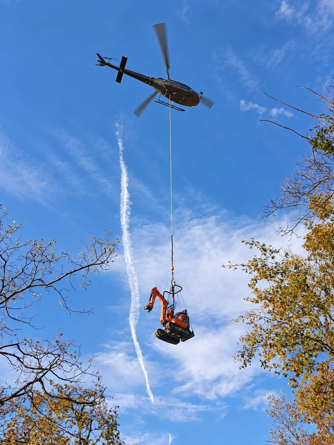 Transport d’une mini-pelle par hélicoptère