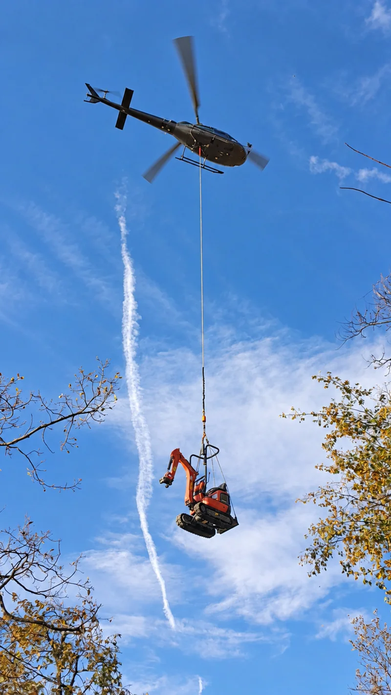 Transport d’une mini-pelle par hélicoptère