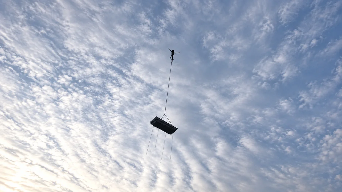 Transport d’une piscine par hélicoptère