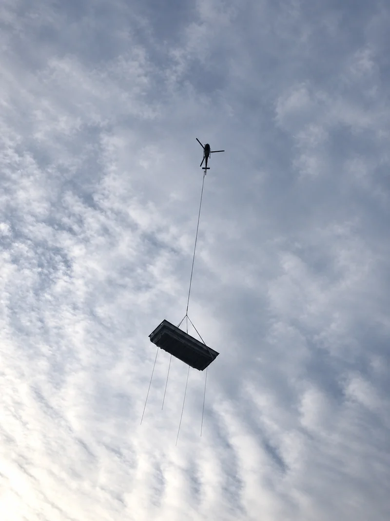 Transport d’une piscine par hélicoptère